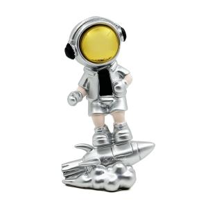 ASTRONAUTA PARADO EN COHETE PLATA