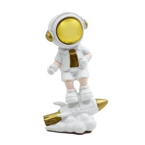 Astronauta Parado en Cohete