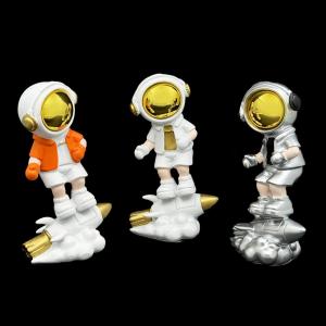 Astronauta Parado en Cohete
